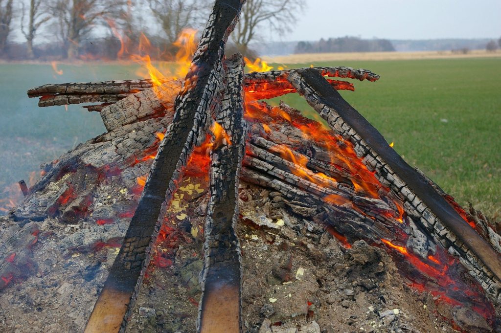 bonfire-721345_1920